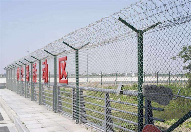 陕西铝包钢机场围栏网图片2