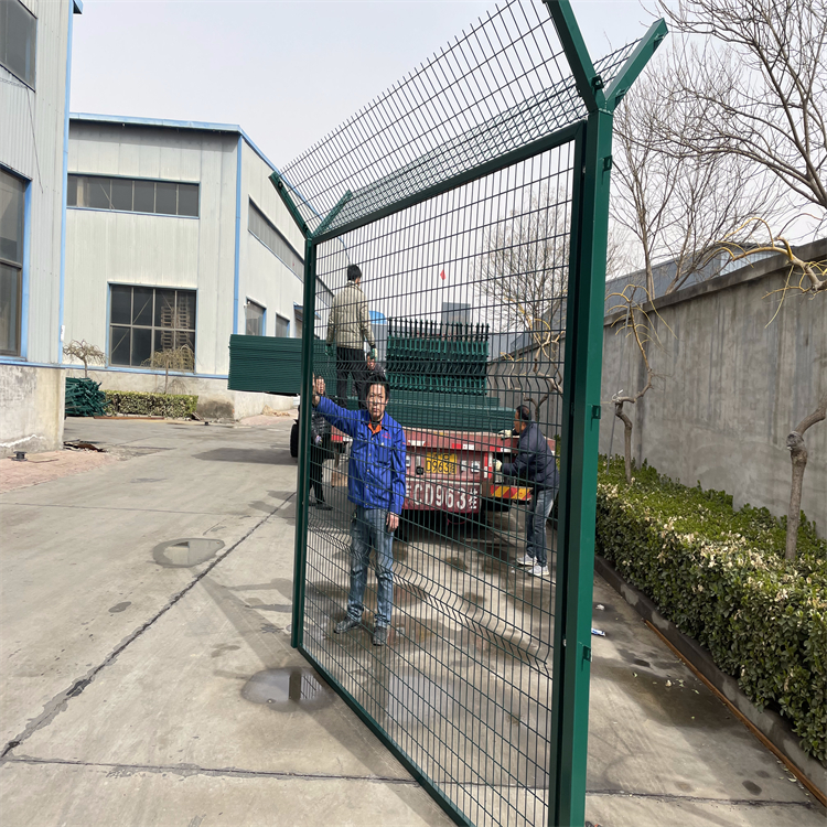 机场隔离网围栏现场施工图片3