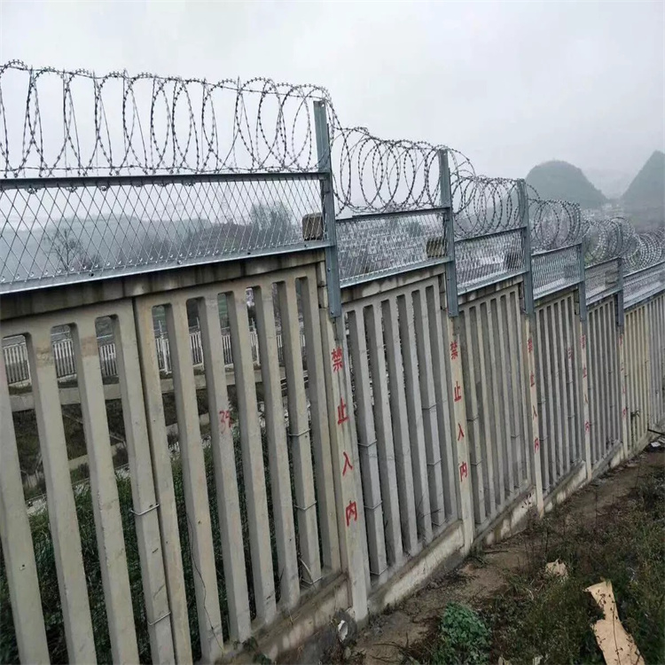 关于高铁封闭式防护栅栏价格问题图片4